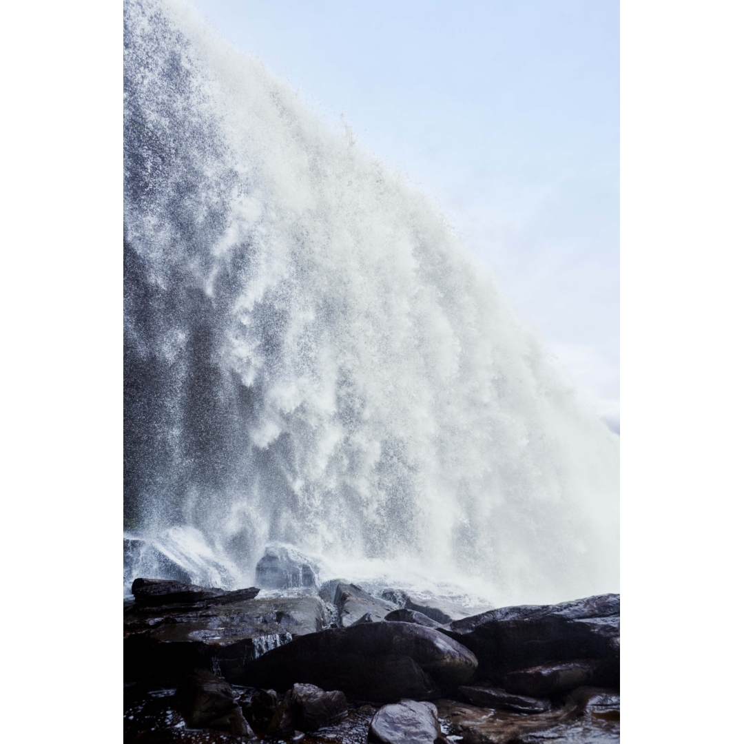 an inmense waterfall image