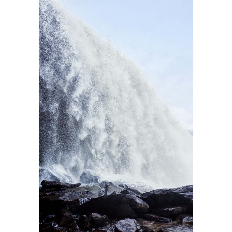 an imense waterfall image